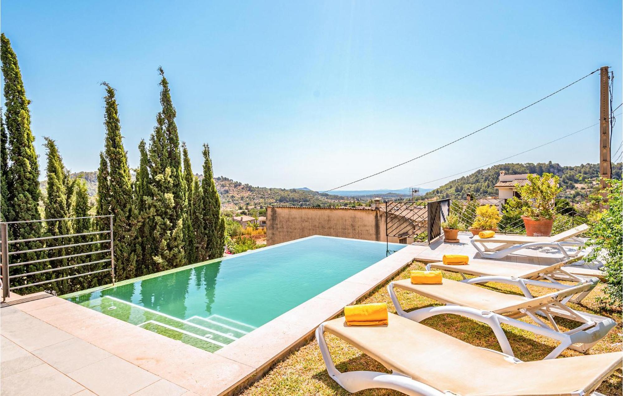 3 Bedroom Gorgeous In Mancor De La Vall Casa vacanze *